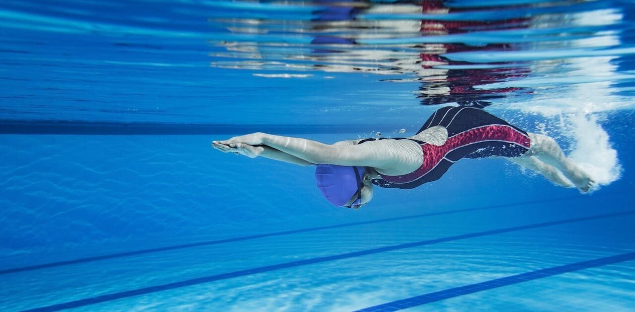 WHICH MUSCLES DO YOU TRAIN WHILE SWIMMING?